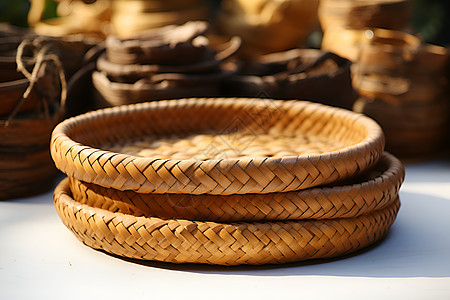 手工编织的木制圆形果篮图片