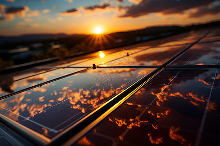 夕阳下的太阳能发电面板图片