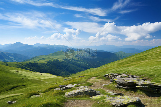 夏季山脉的美丽景观图片