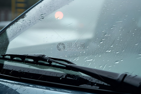 雨天汽车的雨刷器图片