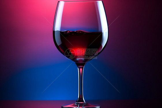 紫红晶莹的红酒杯图片