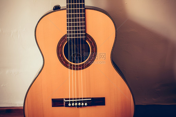 室内放置的吉他乐器图片
