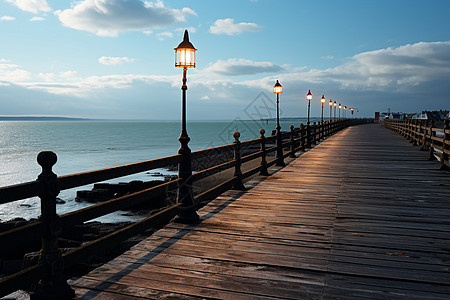 海边的木桥和路灯图片
