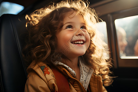 一个小女孩在车座上微笑图片