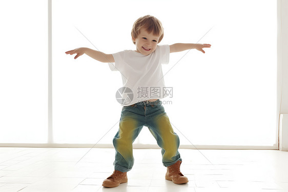 快乐舞蹈的男孩图片