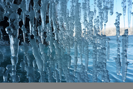 冬季冰冻的冰柱图片
