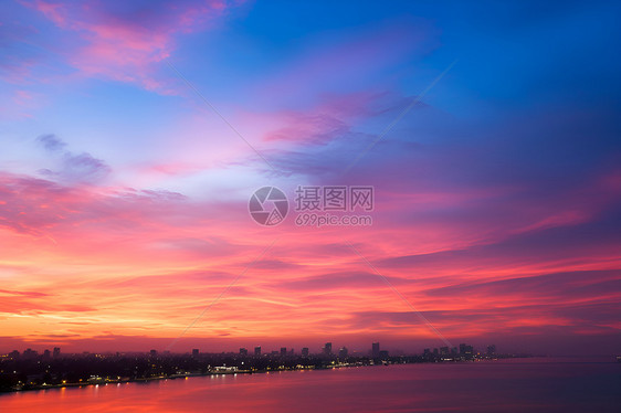 夕阳映照下的水边城市图片