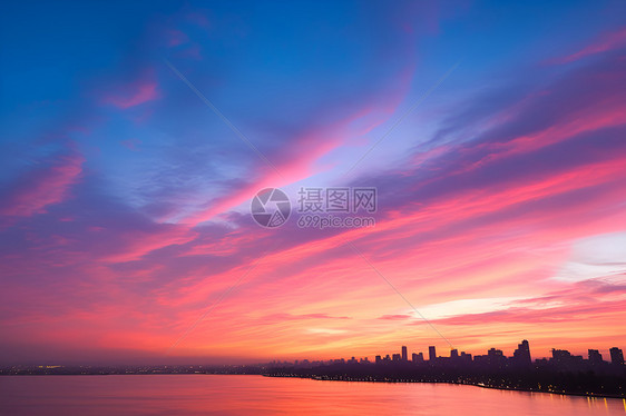 夕阳余晖下的城市图片