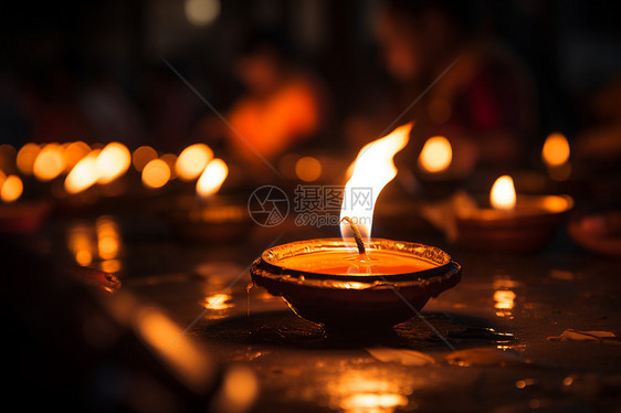 桌子上燃烧的蜡烛图片