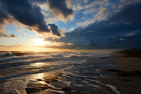 夕阳下的海浪冲击图片