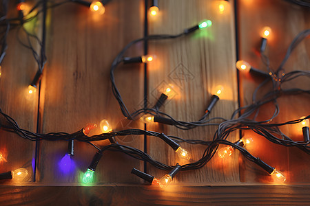 木桌上闪耀的圣诞灯光图片