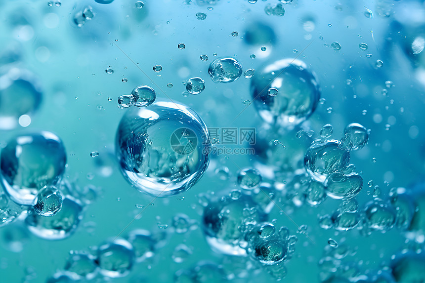 水泡在蓝色背景上图片