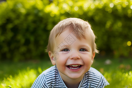 花园中开心的小男孩背景图片