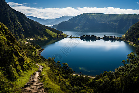 山脉下的峡湾图片