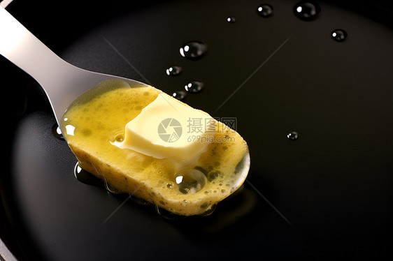 平底锅中的黄油图片