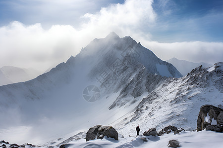 登上雪山巅峰高清图片