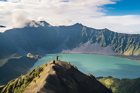 户外壮观的山脉和湖畔背景图片