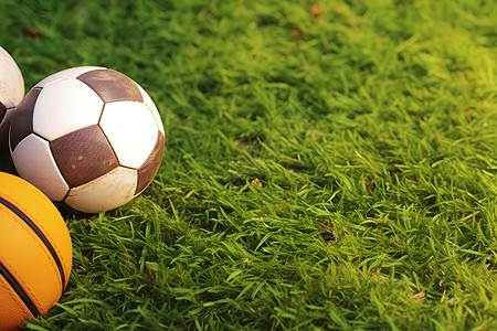 足球训练草坪上的足球背景