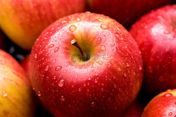 水珠滴在红苹果上图片