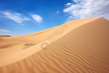 蔚蓝云彩下的沙丘图片