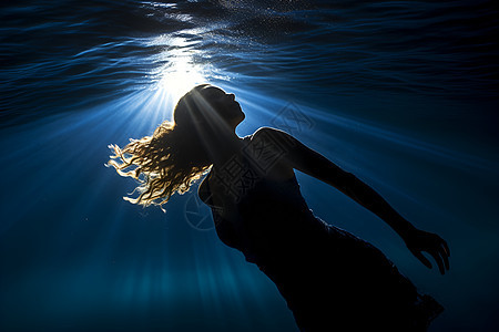 女人在水里游泳背景图片