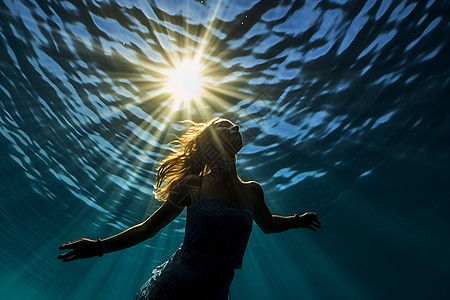阳光下游泳的女人图片