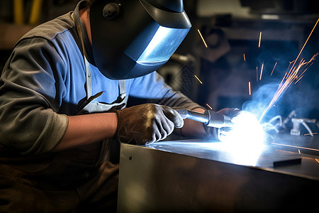 工匠在工厂中焊接金属图片