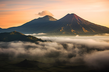 日出时分云雾缭绕的山谷图片