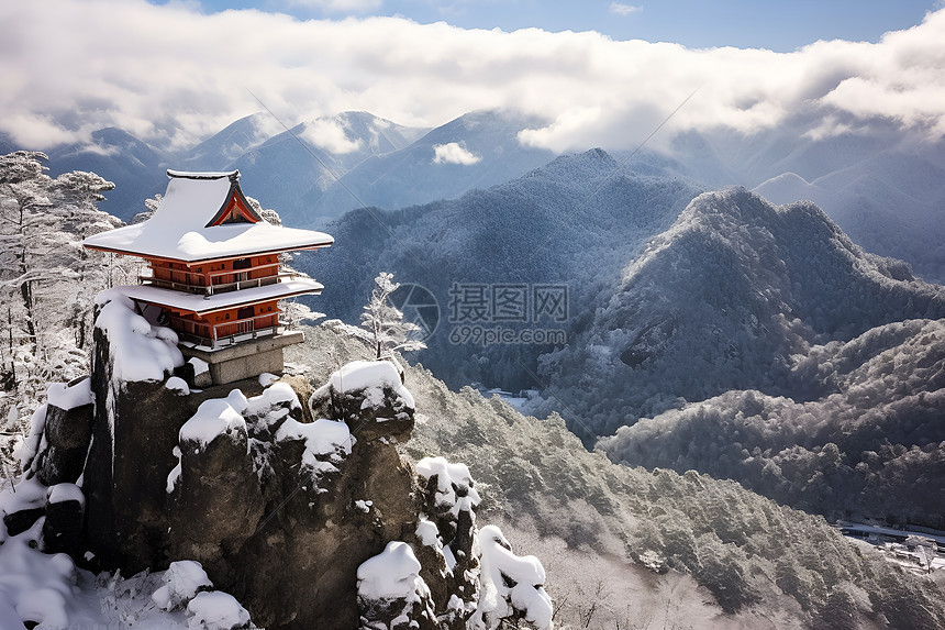 山脉上的建筑物和雪图片