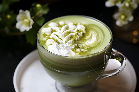 白茶奶油覆盖的绿茶图片