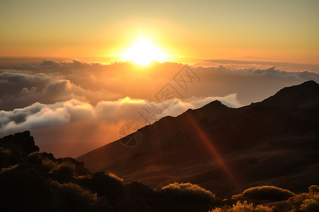 日出日落间的山脉背景图片