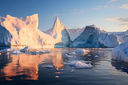 冰山漂浮在海洋中高清图片