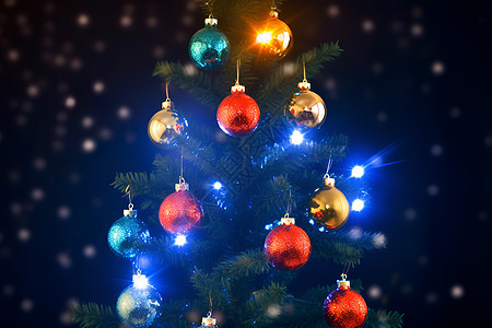 圣诞树上挂满了装饰品背景图片