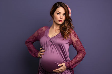 一位怀孕的女士图片
