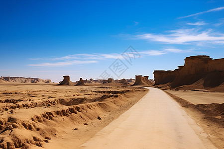 荒凉沙漠的一条道路图片