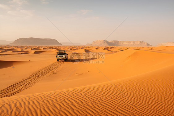 沙漠中行驶的卡车图片