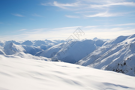 冰雪皑皑的山顶高清图片