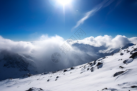 黄蓝蓝天下的雪地背景