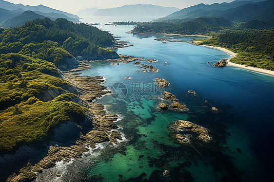 远山和湖泊间的鸟瞰美景图片