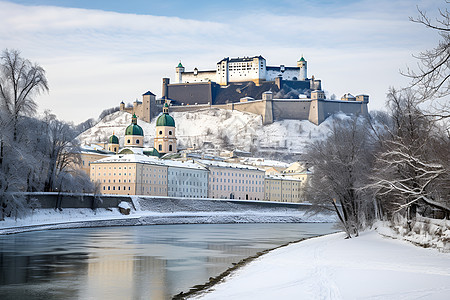 白雪皑皑山丘上一座城堡图片