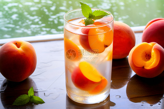 健康的桃子和饮品图片