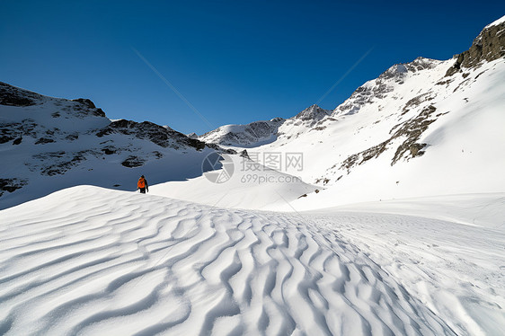 白雪覆盖的山坡图片