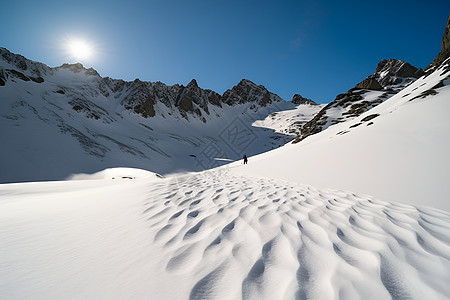 一片雪白的山坡图片