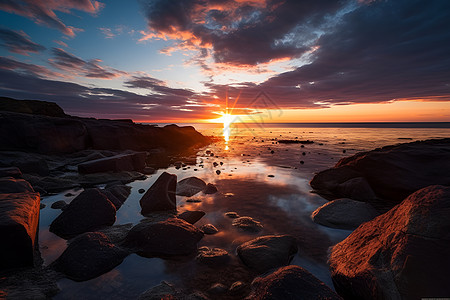 夕阳下美丽的大海景观图片