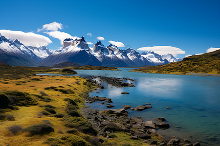 秋季辽阔的山间湖泊景观背景图片