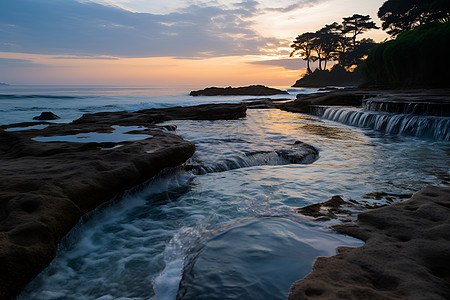 夏季夕阳下的海岸图片