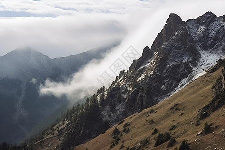 群山上云雾缭绕图片