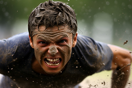 泥泞中奔跑的肌肉男图片