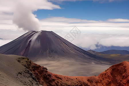 火山山顶的烟雾图片