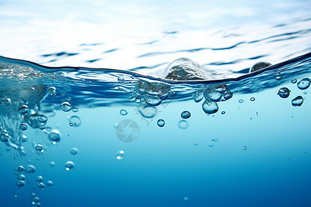 水中溅起的透明水泡图片
